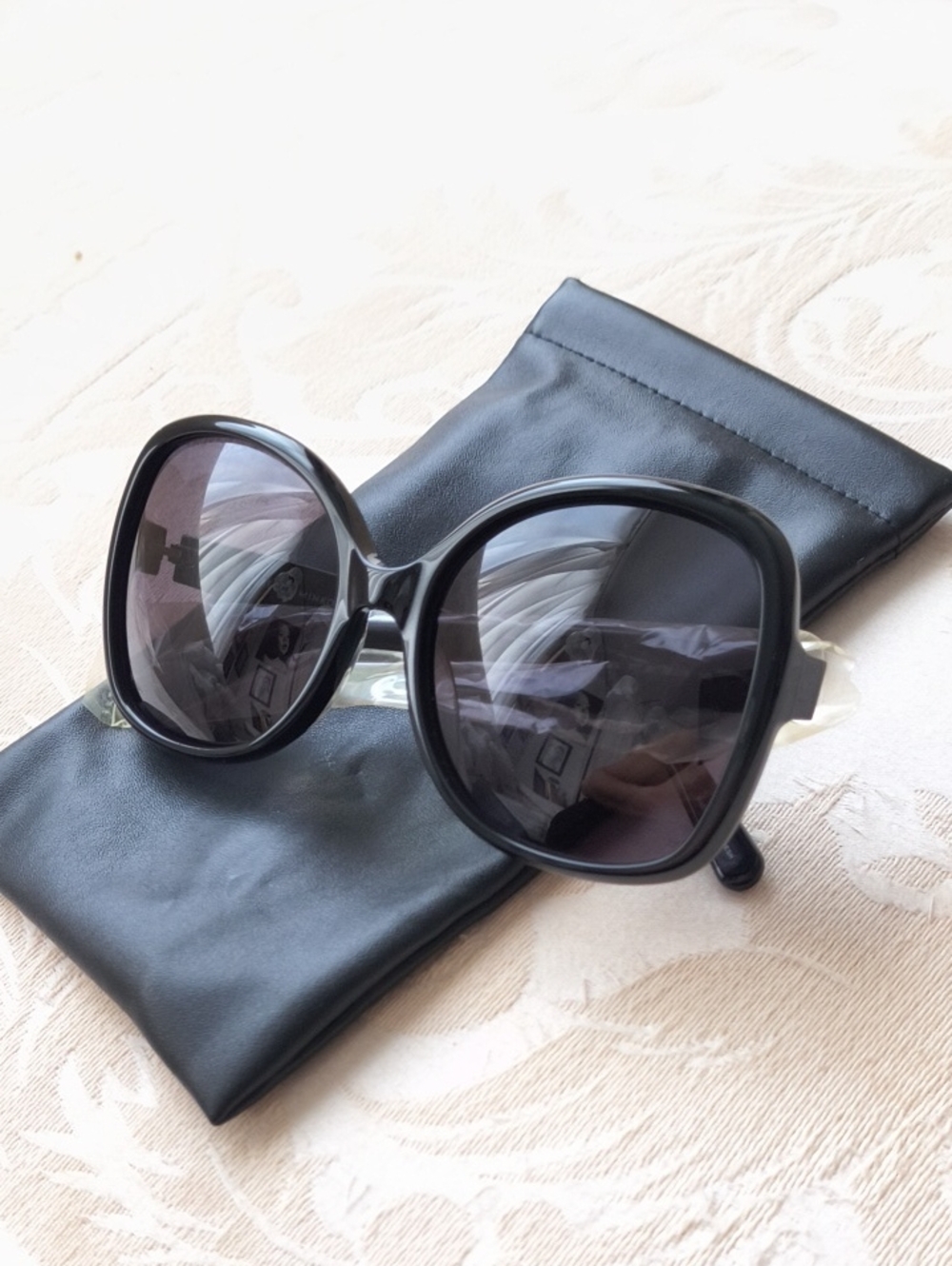 Rebecca Minkoff Women’s Oversized Black Sunglasses With Magnetic Sunglasses Bag